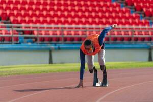 Disabilitato atleti preparare nel di partenza posizione pronto per correre su stadio traccia foto