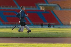 atleti con disabilità chi utilizzare in esecuzione lame per corto distanze. correre giù il in esecuzione traccia. foto