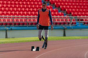 Disabilitato atleti preparare nel di partenza posizione pronto per correre su stadio traccia foto