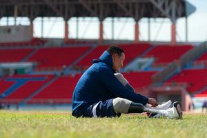 atleti con disabilità prendere un' rompere a il stadio fra formazione sessioni. foto