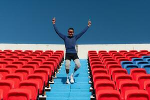 atleti con disabilità rallegrare a partire dal il sta nel un' gli sport arena. foto