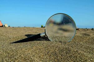 un' ingrandimento bicchiere su il spiaggia foto