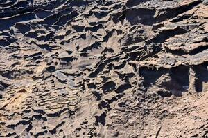 un' roccia formazione è mostrato nel il deserto foto