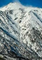 un' neve coperto montagna con un' blu cielo foto