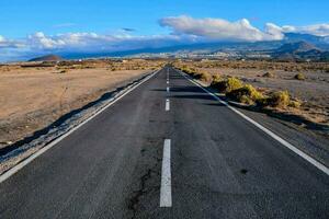 un vuoto strada nel il mezzo di un' deserto foto