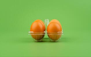 pollo uova disposte nel uovo involucri. Marrone uova. fresco prima colazione uova quello siamo alto nel proteina. animale uovo conchiglia foto