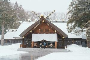 hokkaido jingu santuario con neve nel inverno stagione, giapponese buddismo shinto tempio. punto di riferimento e popolare per attrazioni nel hokkaido, Giappone. viaggio e vacanza concetti foto