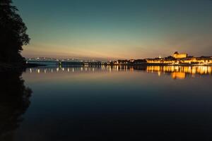 città di correre nel Polonia, vecchio cittadina orizzonte di notte a partire dal vistola fiume foto