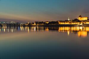 città di correre nel Polonia, vecchio cittadina orizzonte di notte a partire dal vistola fiume foto