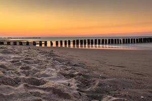 mar baltico alla bellissima alba in spiaggia polonia. foto