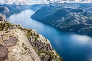 preikestolen,pulpito roccia a lysefjorden Norvegia. un' bene conosciuto turista attrazione foto