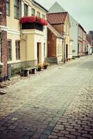 strada con vecchio case a partire dal reale cittadina ribe nel Danimarca foto
