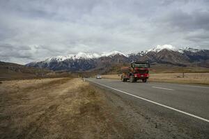 di Artù passaggio nuovo Zelanda-2 settembre 2015 camion e passeggeri auto su itinerario 73 taglio attraverso alto montagna di di Artù passaggio nazionale parco ,Artù passaggio nazionale parco in viaggio destinazione nel terra del sud foto