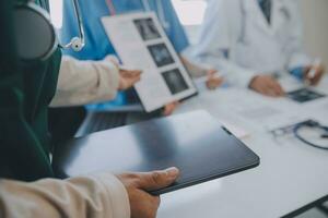 internazionale squadra di professionale medici avendo un' incontro nel conferenza camera a il moderno Ospedale. assistenza sanitaria e medico sviluppo concetto. foto