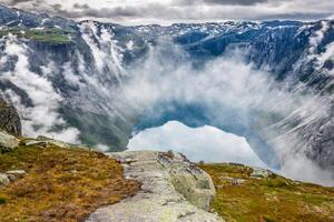 bellissimo paesaggio norvegese con montagne sulla strada per trolltunga foto
