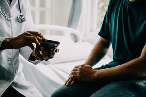 medico telling per paziente donna il risultati di sua medico prove. medico mostrando medico record per cancro paziente nel ospedale reparto. anziano medico spiegato il lato effetti di il intervento. foto