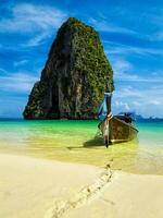 barca dalla coda lunga sulla spiaggia, Thailandia foto