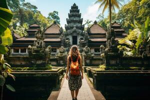 ai generato donna turista nel Bali, Ubud, Indonesia. viaggio concetto, un' turista donna con un' zaino su vacanza, a piedi attraverso il indù tempio nel Bali, Indonesia, ai generato foto