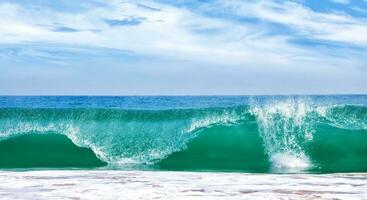 grande onda nel oceano foto