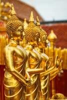 oro Budda statue nel wat Phra quello doi suthep foto