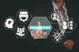 onboarding concetto, attività commerciale persona mano toccante onboarding icona su virtuale schermo. foto