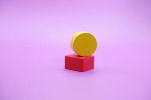 impostato di colorato di legno forma giocattolo. piazza e il giro su viola sfondo foto