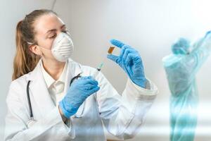 giovane attraente femmina medico preparazione vaccino siringa indossare preventivo maschera e blu guanti. coronavirus. foto
