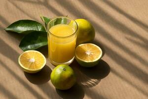 fresco arancia succo con verde foglie, totale frutta e rilassante sfondo foto