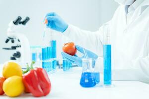scienziato dai un'occhiata chimico cibo residui nel laboratorio. controllo esperti ispezionare qualità di verdure verdure. laboratorio, pericoli, trova Proibito sostanze, contaminare, microscopio, microbiologo foto