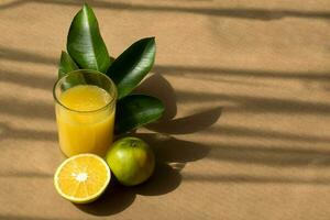 fresco arancia succo con frutta su un' rustico sfondo e spazio per testo su il giusto lato foto