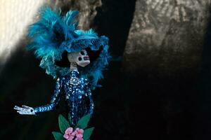 cranio o catrina con elegante blu vestito su giorno di il morto foto