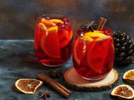 festivo Natale Sangria o vin brulé vino bevande con agrume frutta e cannella spezie foto