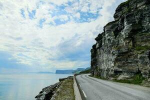 un' strada Il prossimo per un' roccioso scogliera di il oceano foto