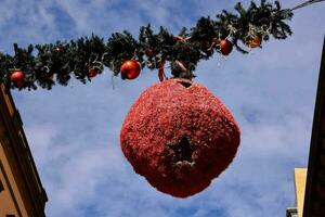 un' grande rosso Natale palla sospeso a partire dal un' ghirlanda filo foto