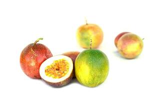 isolato passione frutta su bianca sfondo. il passione frutta ha un ovale forma, un' spesso, oleoso scorza. Là siamo molti semi dentro il frutta. esso è un' salutare frutta con alto fibra contenuto. foto