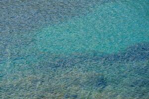 un' blu corpo di acqua foto