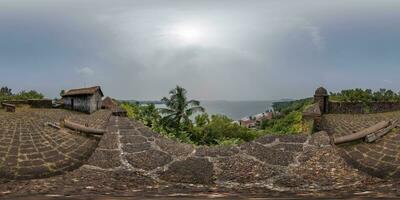 pieno hdri 360 panorama portoghese difensiva abbandonato militare fortezza con vecchio pistole su oceano nel equirettangolare sferico proiezione con zenit e nadir. vr ar soddisfare foto