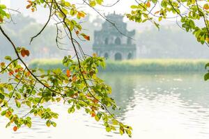 ciao kiem lago - ho gomma o spada lago nel il centro di Hanoi nel il nebbia nel il mattina. foto
