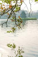 ciao kiem lago - ho gomma o spada lago nel il centro di Hanoi nel il nebbia nel il mattina. foto