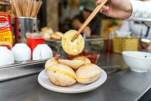 vietnamita strada cibo nel da lat città, Vietnam - banh può su il caldo brace stufa cucina. cibo e viaggio concetto. foto