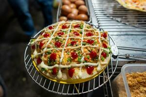 vicino su di banh trang nong o Locale Vietnam Pizza è un' popolare strada cibo per turista e persone nel da lat, Vietnam foto