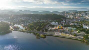 aereo panorama Visualizza di girasole edificio a lam vien piazza nel da lat città. turista città nel sviluppato Vietnam. centro piazza di da lat città con xuan huung lago foto