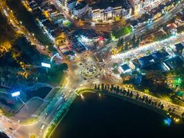 aereo Visualizza di un' da lat città con sviluppo edifici, trasporto. turista città nel sviluppato Vietnam. centro piazza di da lat città con xuan huung lago e mercato. foto