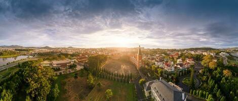 aereo Visualizza di da lat pedagogico Università nel il città di da lat vicino xuan huung lago nel il mattina. turista città nel sviluppato Vietnam foto