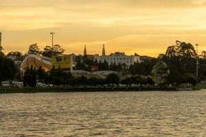 tramonto Visualizza di un' da lat città con sviluppo edifici, trasporto, mercato. turista città con centro piazza di da lat città vicino xuan huung lago foto