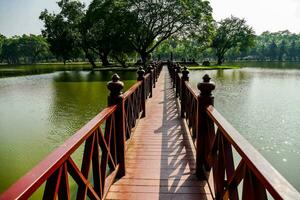 un' ponte al di sopra di un' lago nel un' parco foto