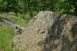 antiche grandi pietre nel campo foto