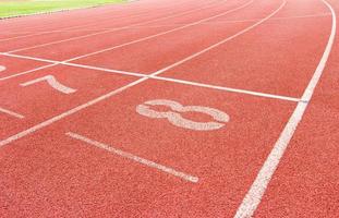 pista di atletica numerata nello stadio foto