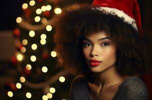 ai generato bellissimo nero Riccio donna nel Santa cappello contro sfondo di Natale albero foto