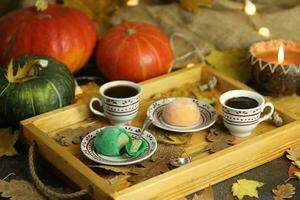 colorato giapponese dolci daifuku o mochi affettato. dolci vicino su su il piatto con tazza di caffè foto